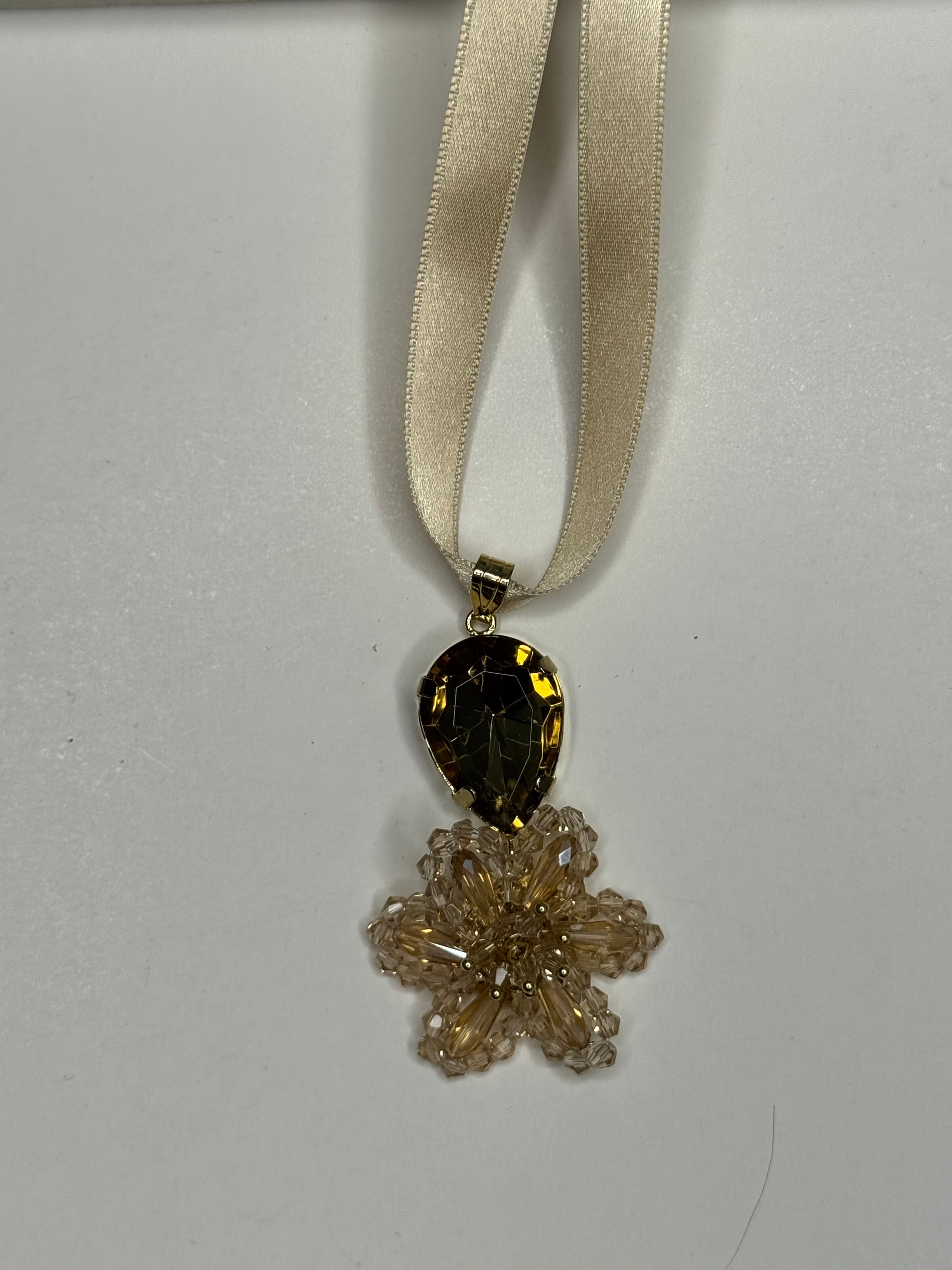 Ciondolo Sienna Champagne con cordone di raso