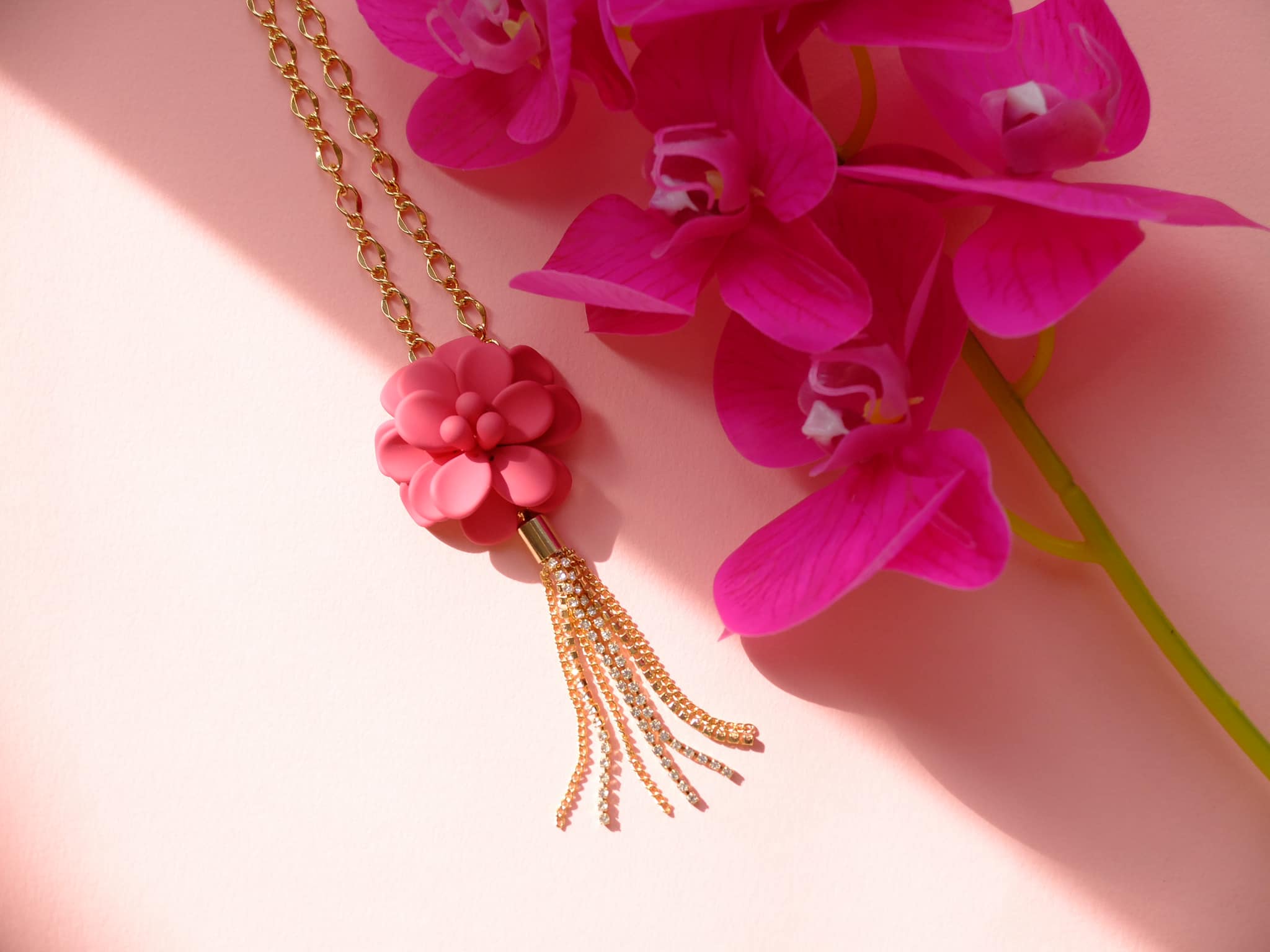 Collana Elsa con Ibisco Fucsia e Nappa di Strass