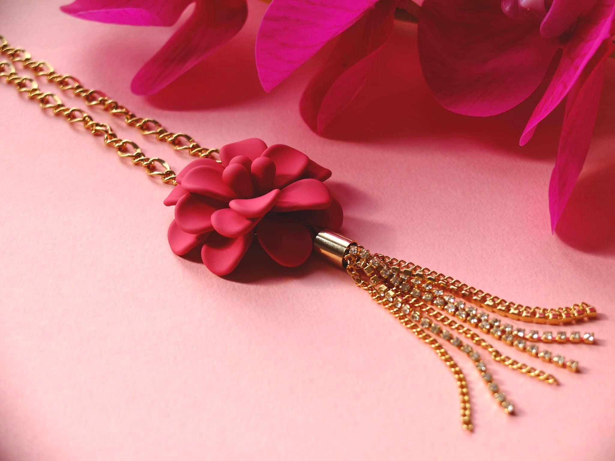Collana Elsa con Ibisco Fucsia e Nappa di Strass