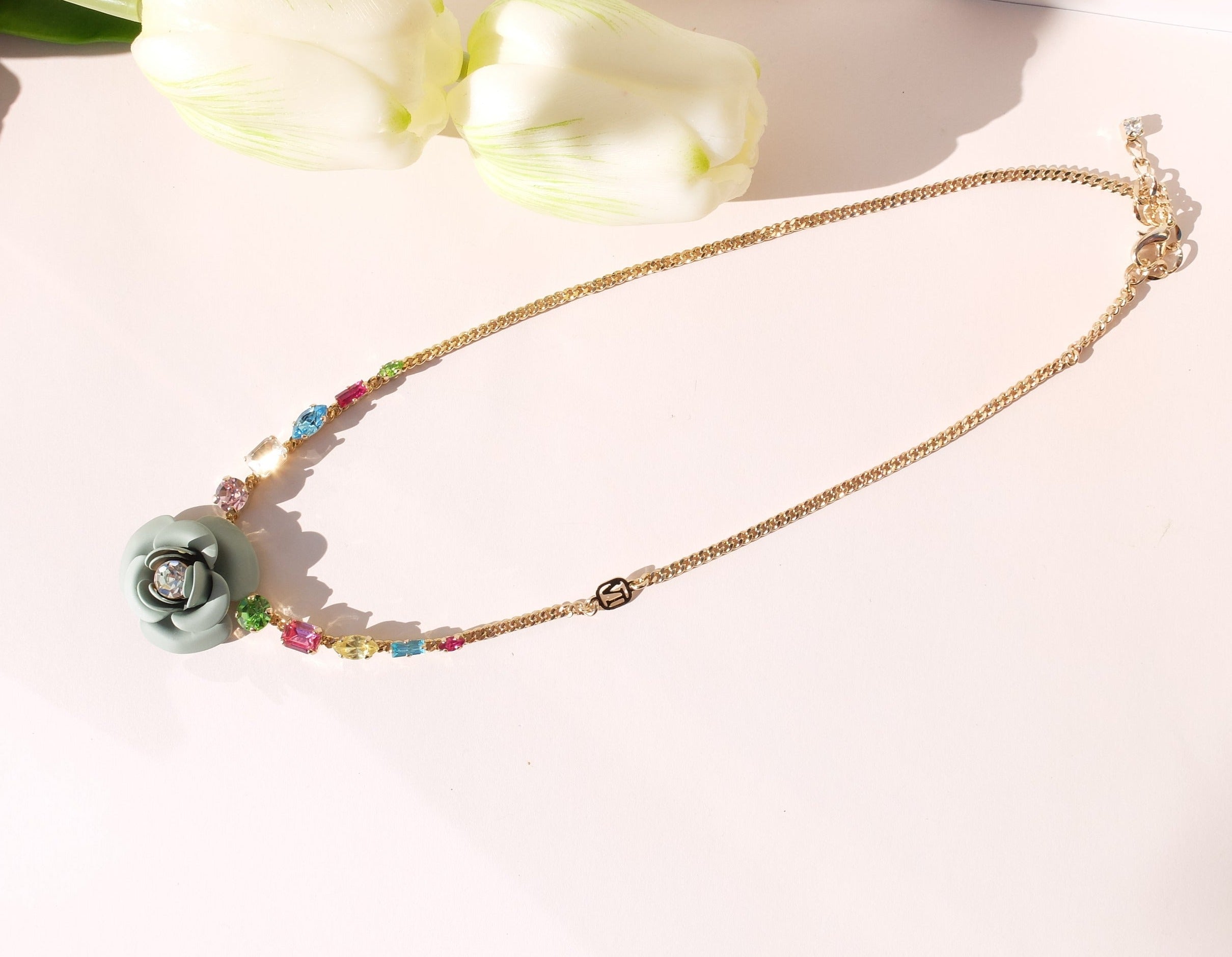 Collier "Peonia" tropical Decò - Verde Salvia con cristalli multicolor