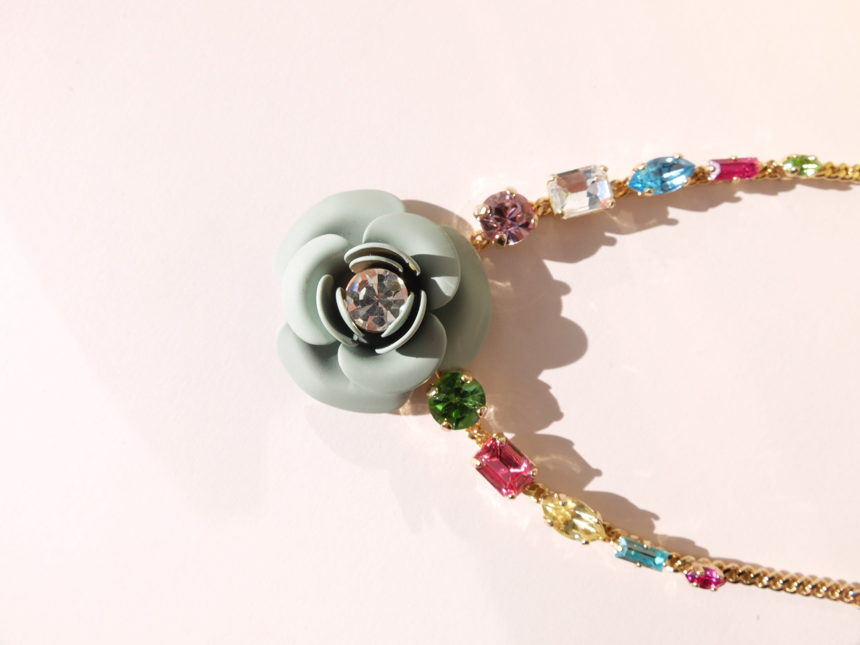 Collier "Peonia" tropical Decò - Verde Salvia con cristalli multicolor