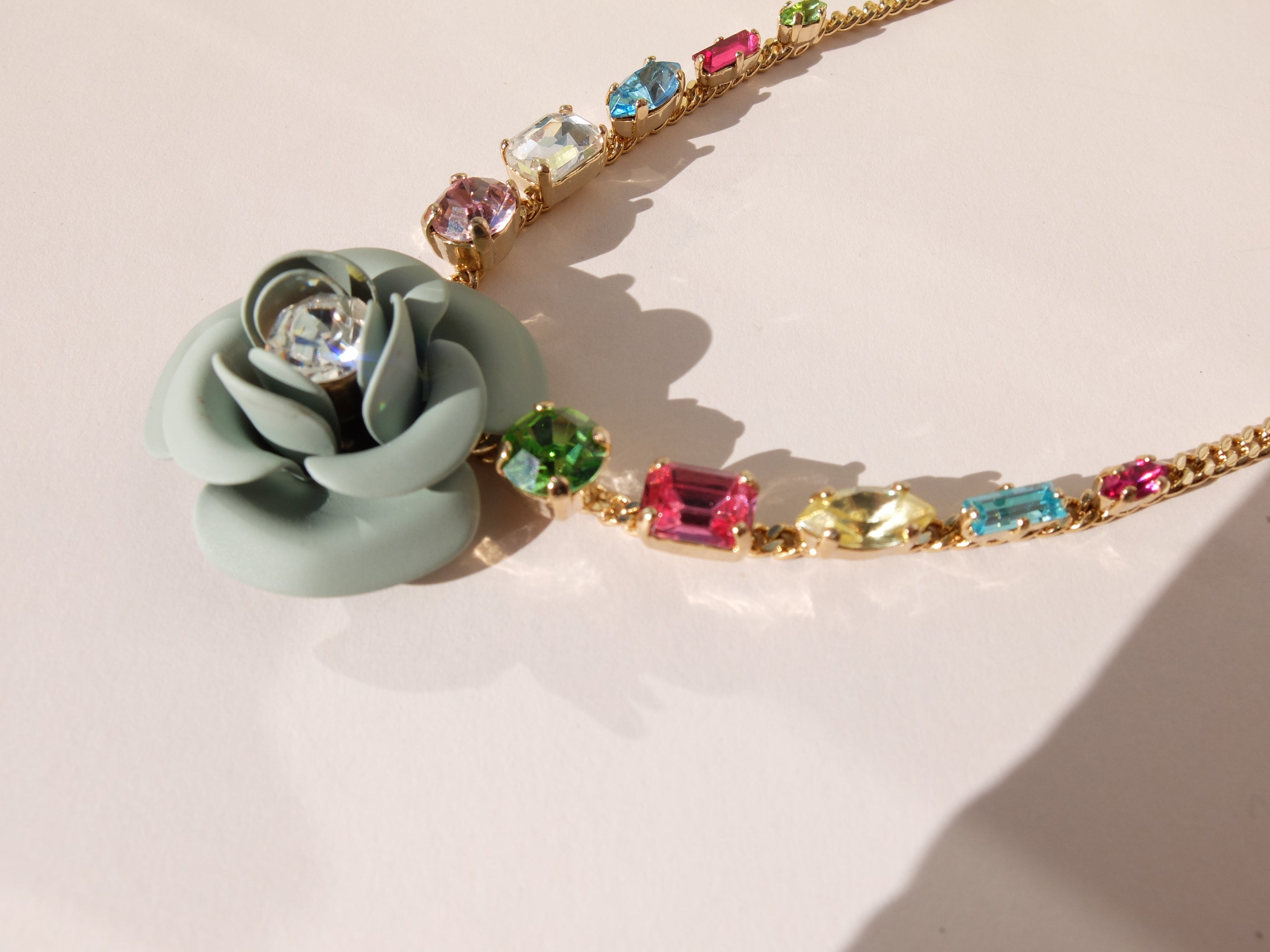 Collier "Peonia" tropical Decò - Verde Salvia con cristalli multicolor