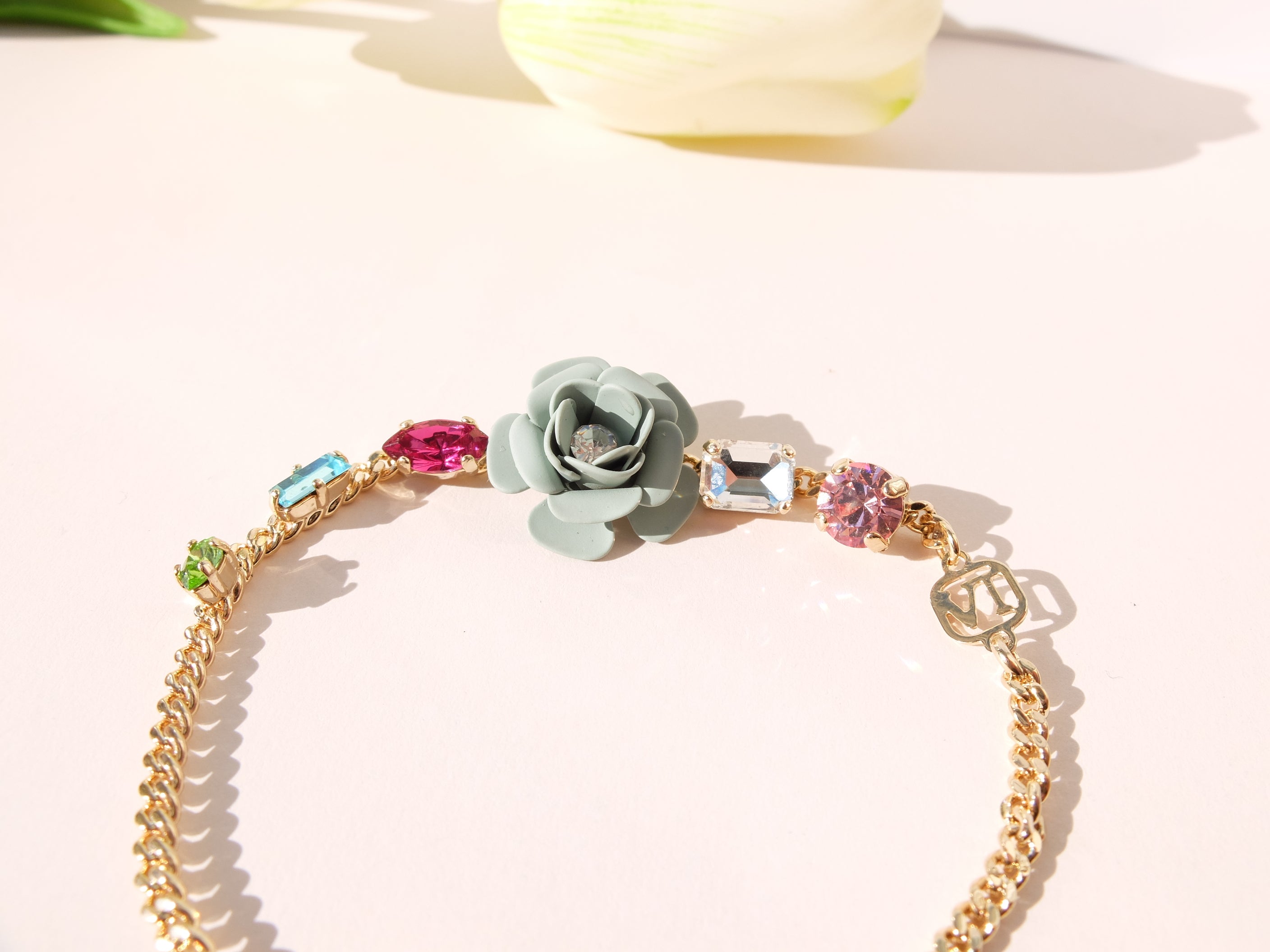 Bracciale Regolabile "Camelia" Tropical Decò - Verde Salvia con Cristalli Multicolor