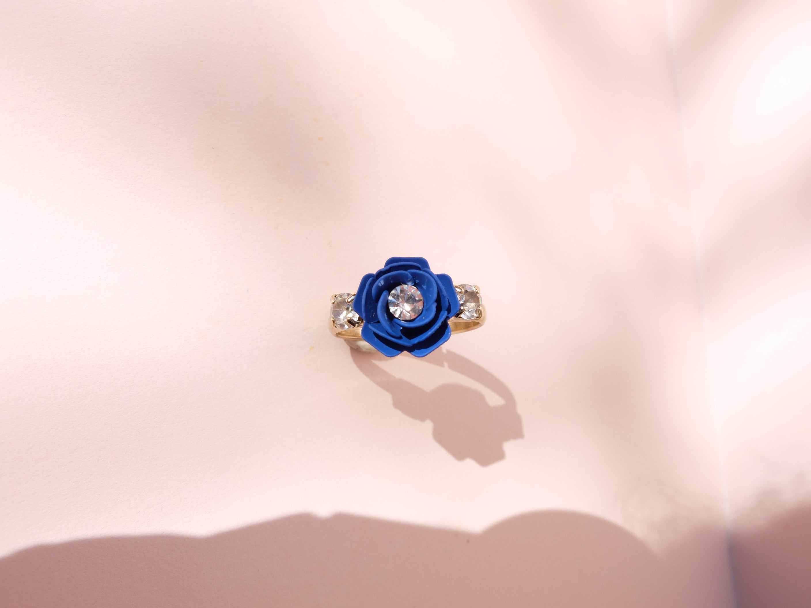 Anello regolabile "Camelia" Blu Elettrico con Cristalli