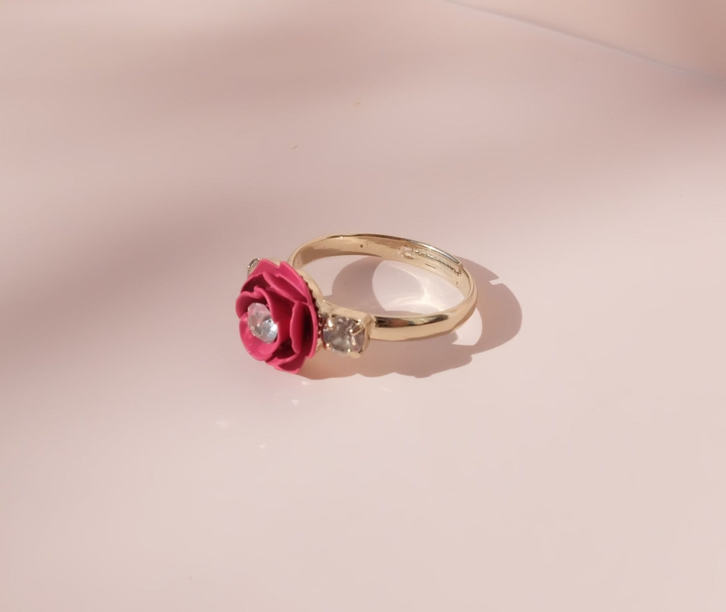 Anello regolabile "Camelia" - Fucsia con cristalli