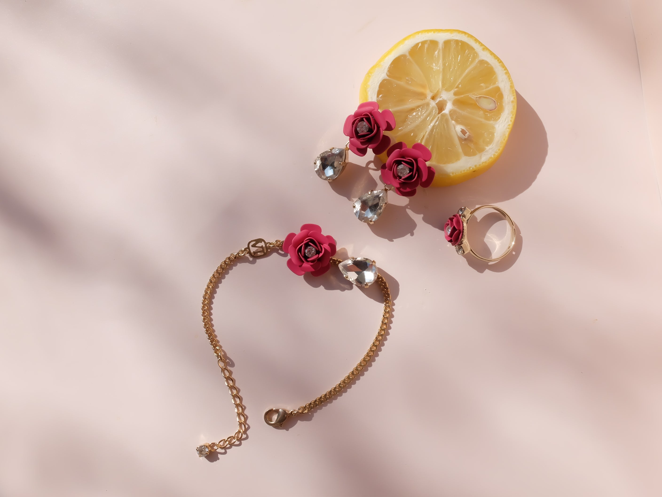 Bracciale Regolabile "Camelia"- Fucsia con Goccia in Cristallo