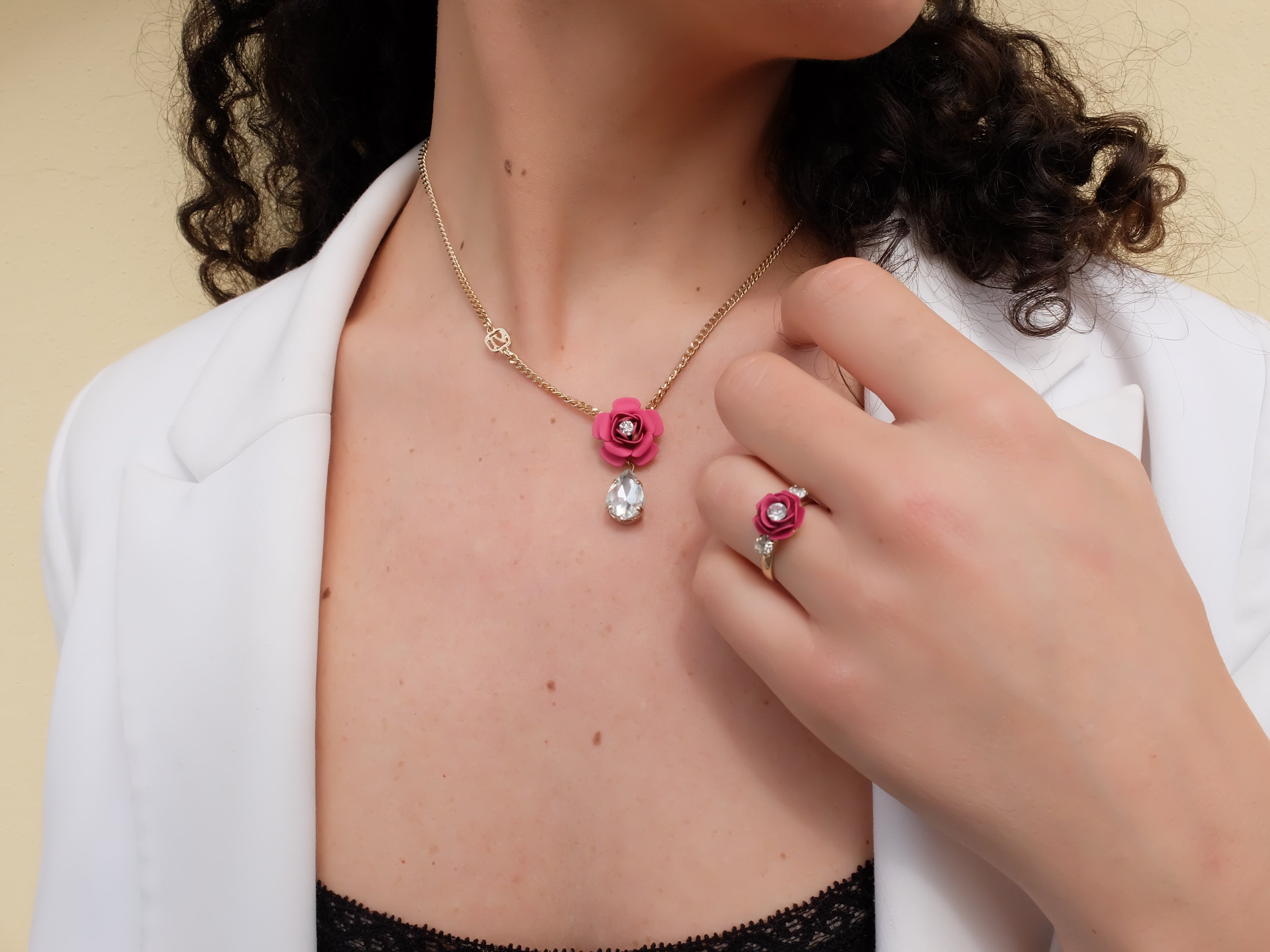 Anello regolabile "Camelia" - Fucsia con cristalli