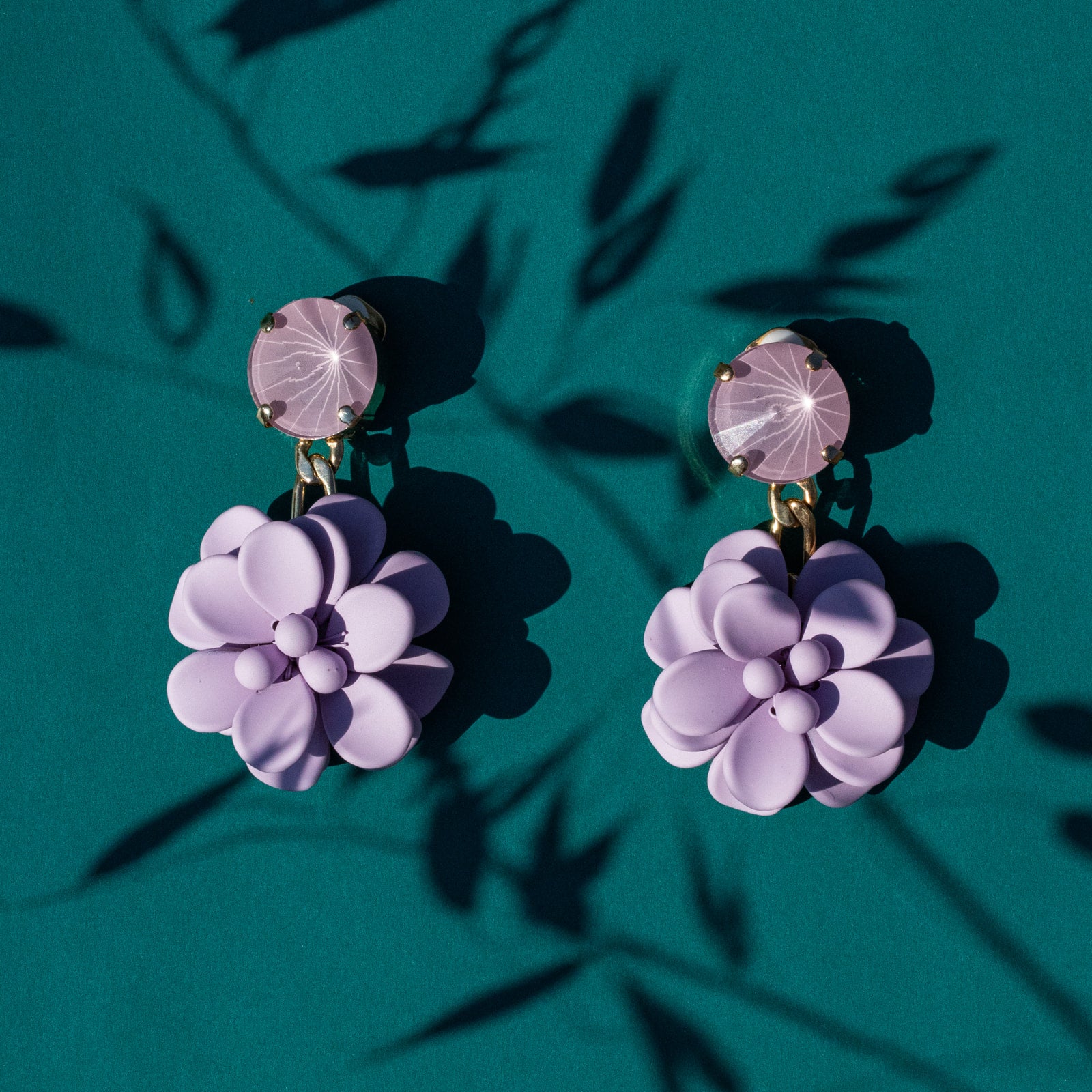 Hibiscus Wisteria with Round Stone 