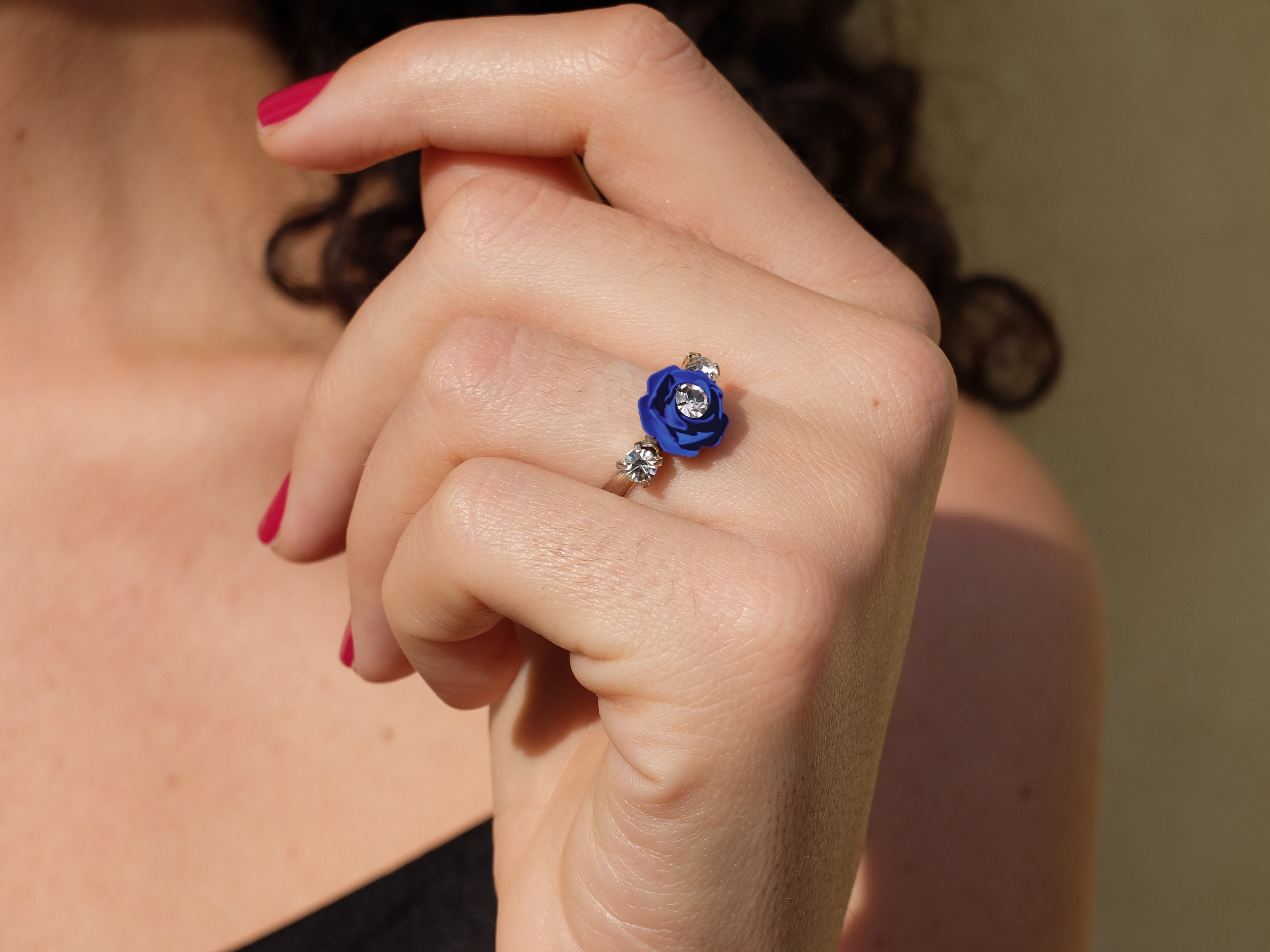 Anello regolabile "Camelia" Blu Elettrico con Cristalli