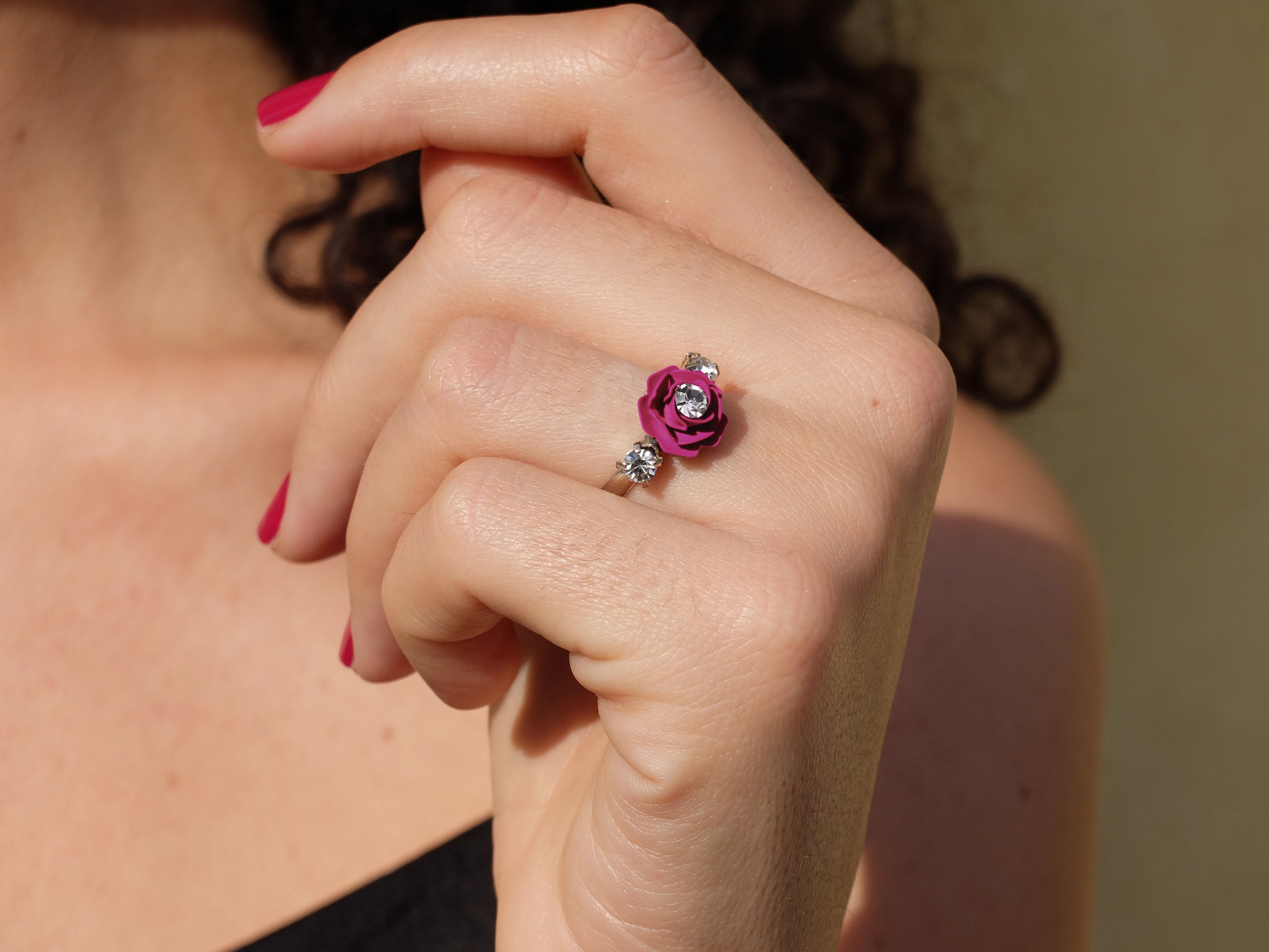 Anello regolabile "Camelia" - Fucsia con cristalli