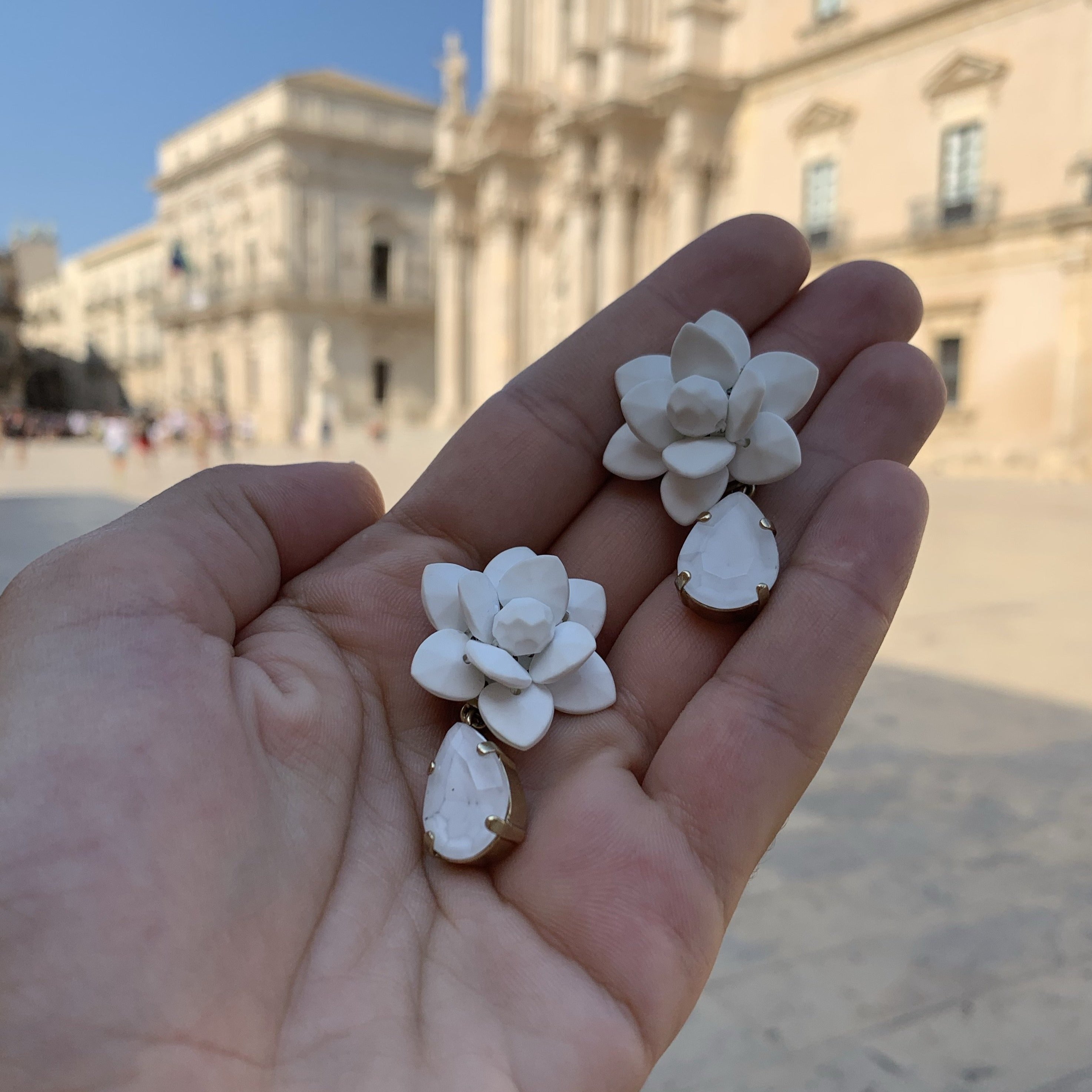 Giglio Bianco con pietra a Goccia Bianca